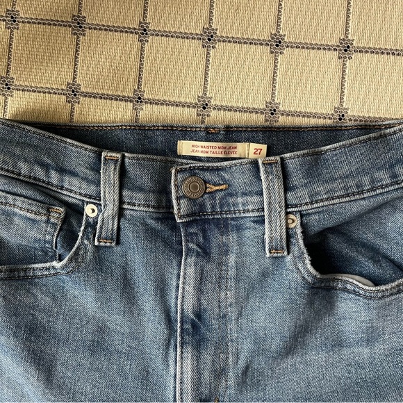 Levi's distressed high waisted mom jeans size 27/29L - Picture 3 of 8